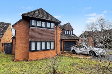 Contemporary semi¿detached house with timber cl...