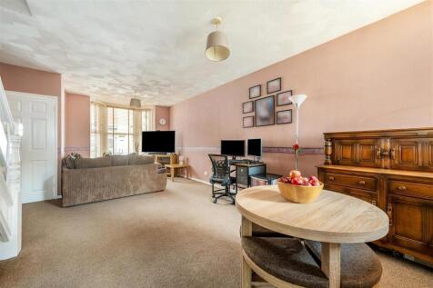 Sitting Room / Dining Area