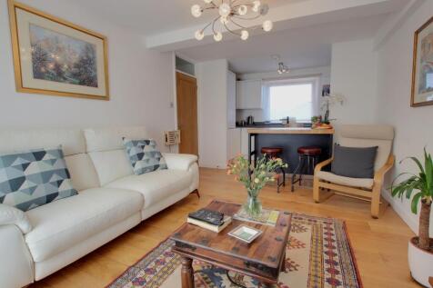 KITCHEN/LIVING ROOM