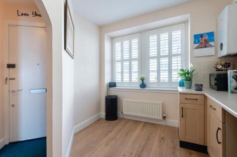 BREAKFASTING KITCHEN