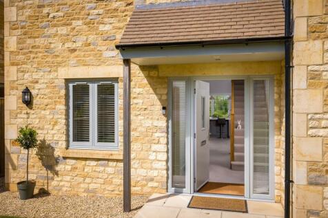 12 - Oakwood House - GL54 4NQ - Web.jpg