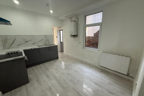 Recently refurbished 1 bedroom flat