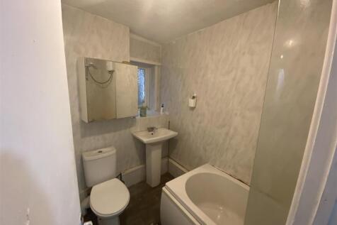 Bright bathroom suite with a large relaxing tub...