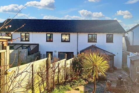 Gardens leading to rear of the house