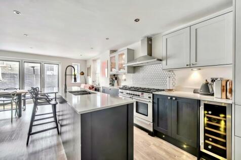 Open-plan kitchen dining room
