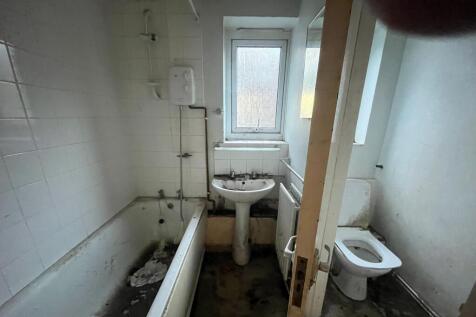 Flat 15, Vine Court, Burwood Road, Hersham, KT12 4AQ