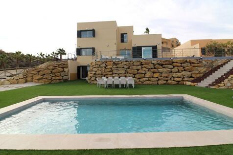 Facade and pool 