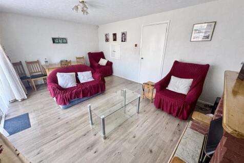 Lounge/Dining