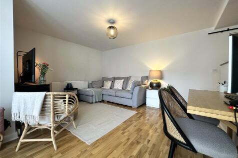 Flat 2 Woodside Court, Broadgate Lane, Horsforth, Leeds, West Yorkshire photo 2