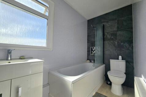 Second Avenue, Canvey Island, Essex photo 5