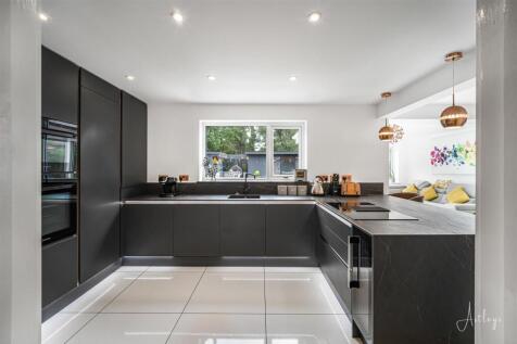 Open plan kitchen/dining area