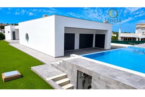 NEW Contemporary villa with overflow pool