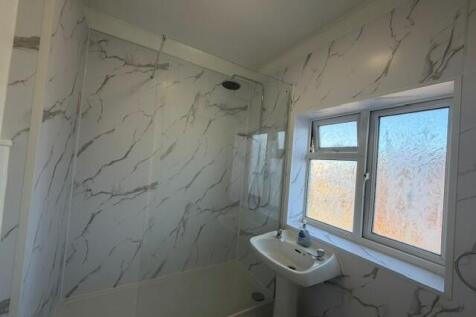 Studio flat on High Street, £995/mo