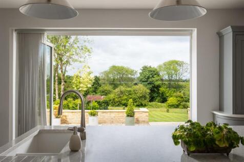 14 - Oakwood House - GL54 4NQ - Web.jpg