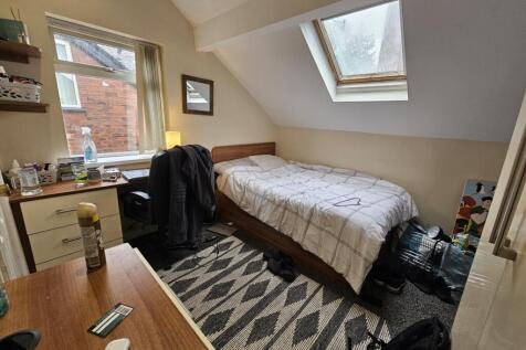 A bright and well-maintained double bedroom fea...