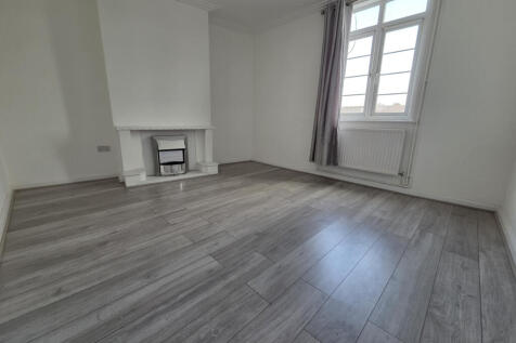 2 bed flat to rent Halliwick Court, North Finchle
