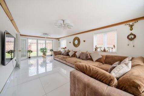 Greensleeves Drive, Aylesbury, Buckinghamshire photo 3