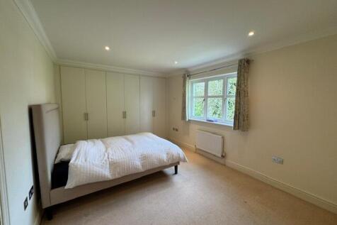 12 Albany Court Egham Surrey  photo 5