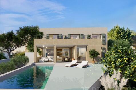Plot for sale in Alcanada,  Alcudia, with sea views, including an approved project and valid building license.