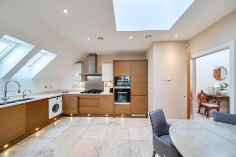 Kitchen/Breakfast Room: