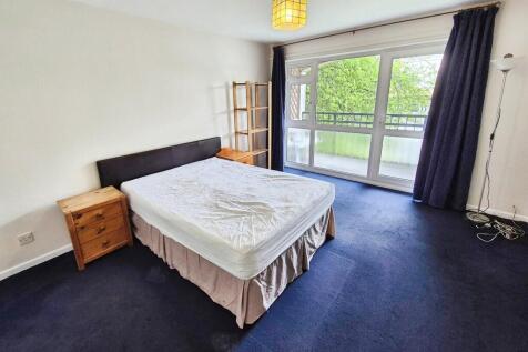 Living Room / Bed...