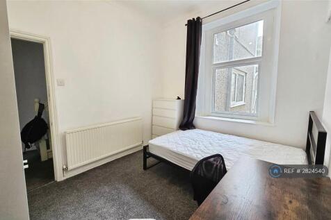 Upstairs &amp; Downstairs Double Bedroom 