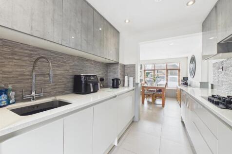 Stylish Fitted Kitchen/Dining Room