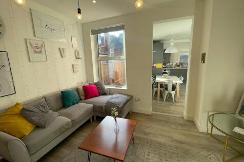 6-bed semi-detached on Teversal Avenue, Lenton, Nottingham, NG7 1PY, £3,900/mo