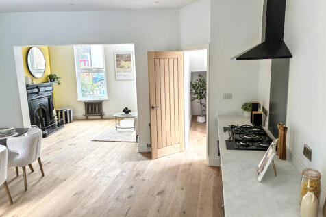 Light and spacious open plan lounge, diner and kitchen