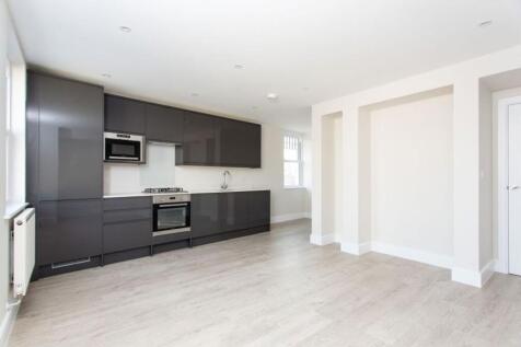 1-bed flat on Tooting High Street, SW17, £1,885/mo