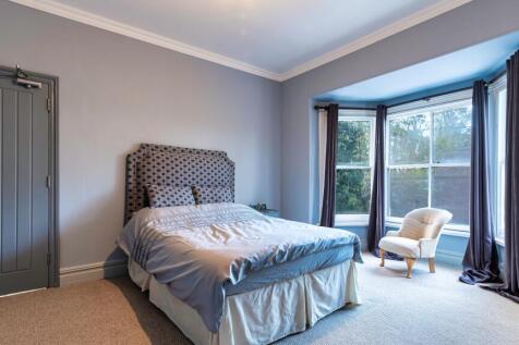 📸 Photos shown are of a similar room and are for illustrative purposes only. Room 4 is finished to a similar specification.