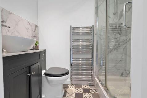 4 bed, 2 bath Detached in Leeds - Photo 9