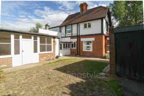 Rear garden &amp; workshop.