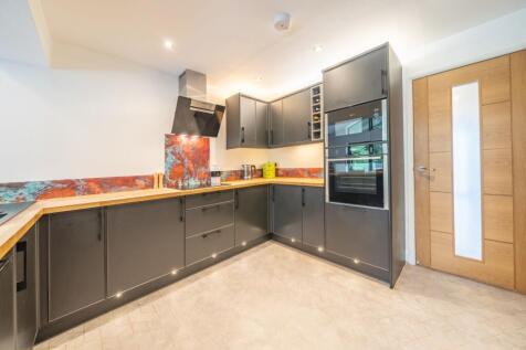 OPEN PLAN LIVING AREA