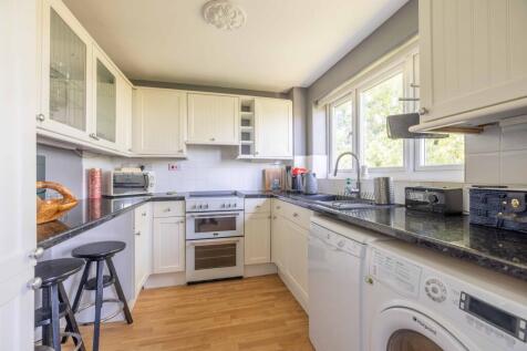 Cleves Court, Firs Ave,  Windsor photo 3