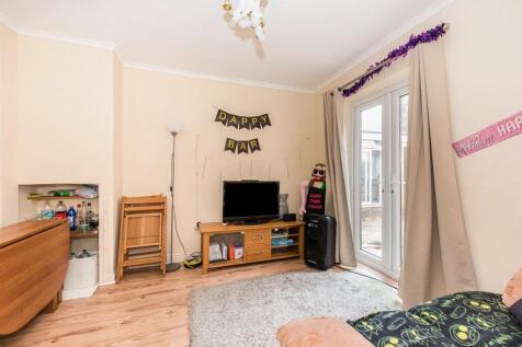 Ripley Avenue, Egham, Surrey, TW20 photo 3