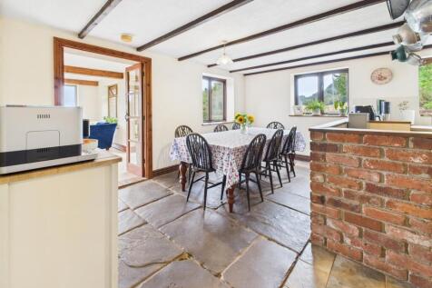 OPEN PLAN KITCHEN/DINING ROOM