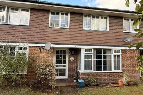 3-bed terraced on Trenchard Close Hersham, Hersham, Walton-on-Thames, Surrey, KT12, £2,000/mo
