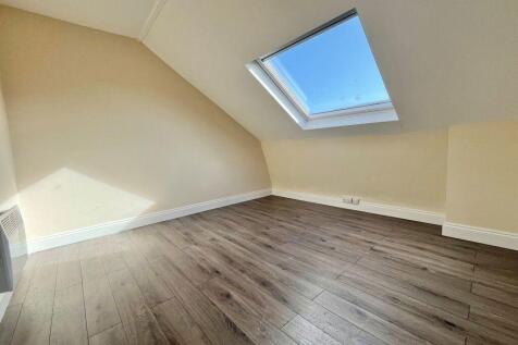 MODERN THREE BEDROOM FLAT, CHARMINSTER (P07608) photo 3