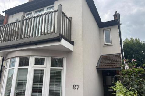 3-bed semi-detached on Beach Avenue, Leigh-On-Sea, £2,400/mo