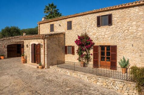 Natural stone finca in Sineu with two levels and guest apartment