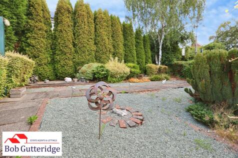 ENCLOSED REAR GARDEN