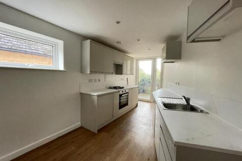 Newtown Court, Stamford photo 2