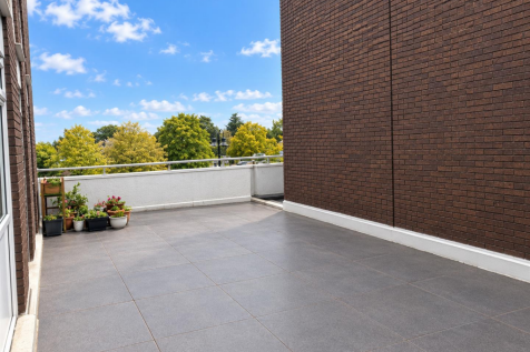 Communal Outside Area &amp; Balcony