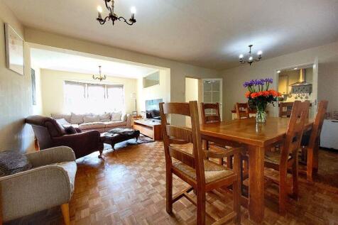 Bentinck Close, Gerrards Cross 3 bedroom spacious house £2775pcm  photo 4