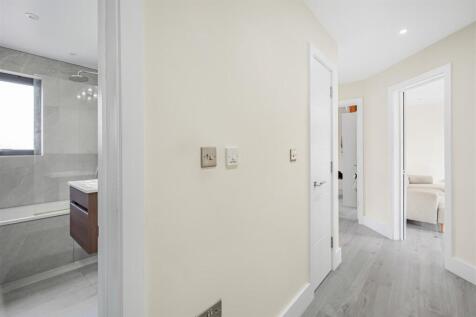 2 bed, 1 bath Flat in london - Photo 13