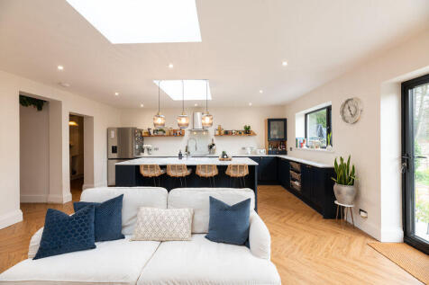 Lounge &amp; Kitchen