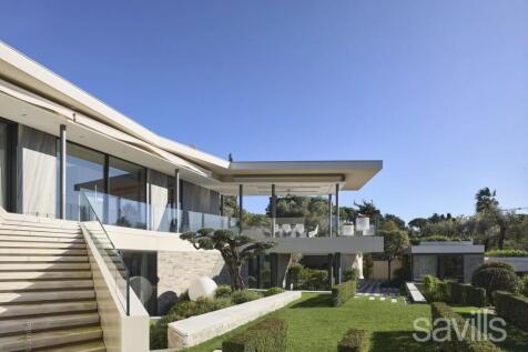 A main villa with guest house, sea views, Cap d'An