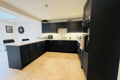 130 Rugby Drive, Tytherington, SK10 2JF photo 3