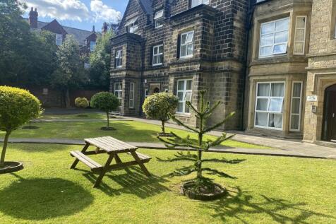 Well-kept communal lawn with picnic bench...